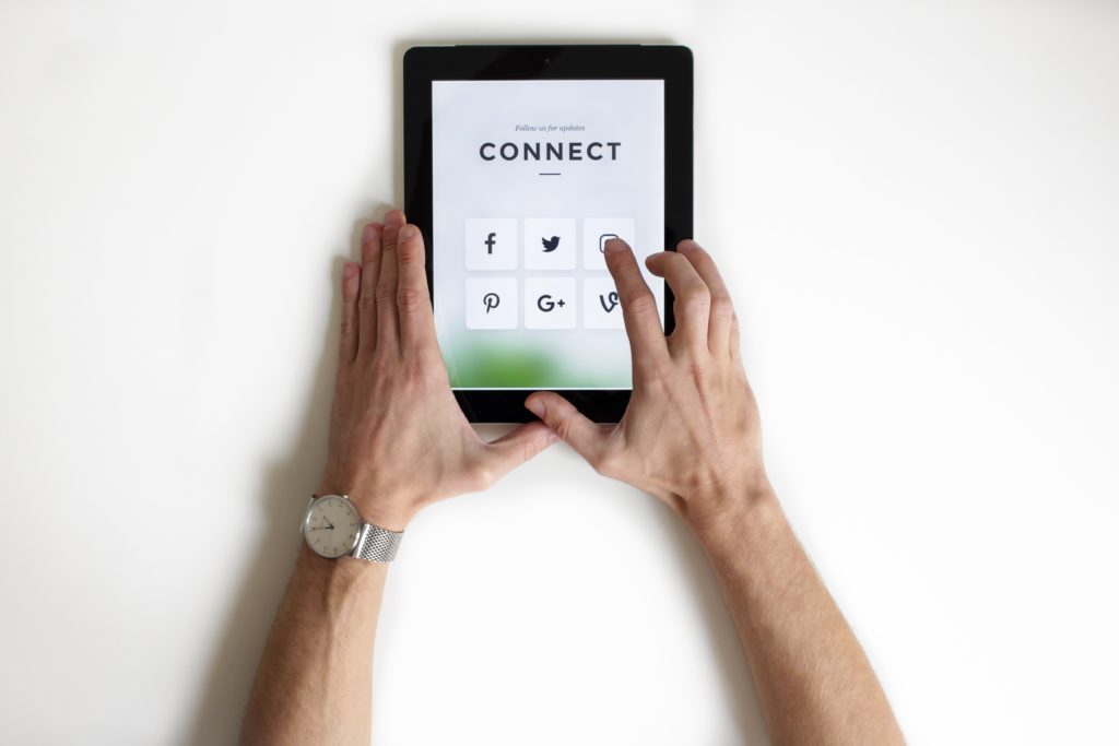Ein Tablet mit der Aufschrift "CONNECT" als Sinnbild der Digitalisierung