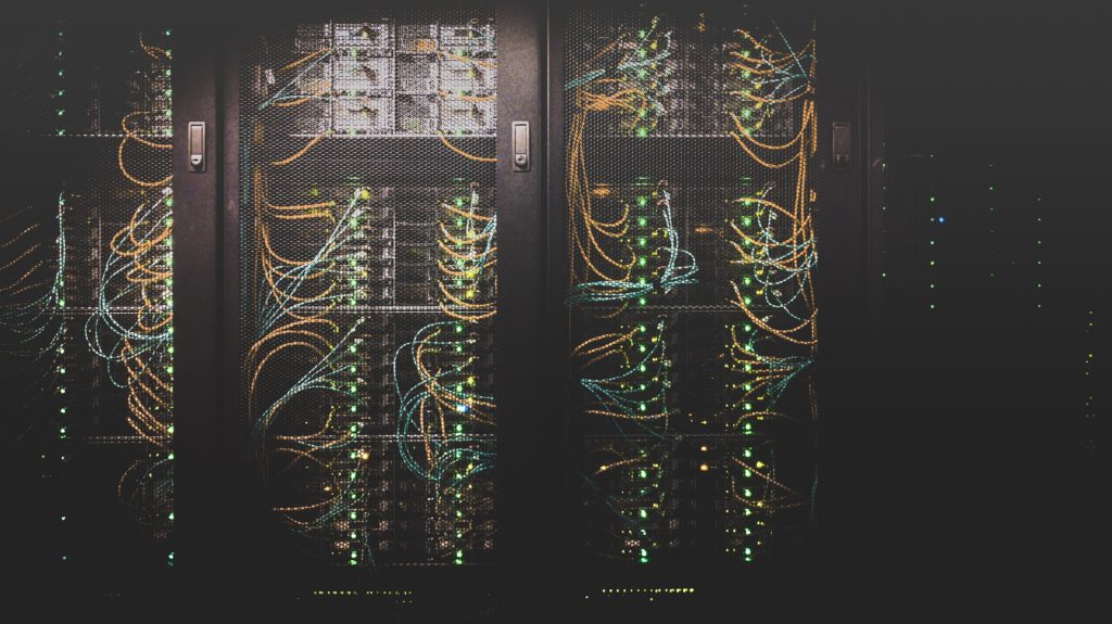 Ein Serverschrank mit vielen Kabeln