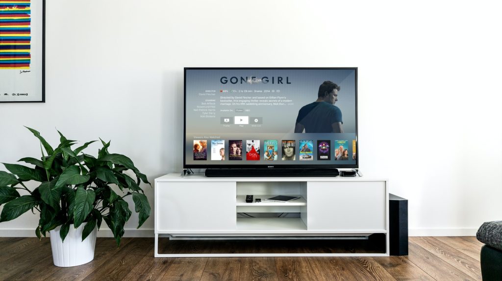 Ein TV-Gerät auf einer TV-Bank, auf dem Display Netflix